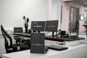 Immobilienexposé-Mappe im Fokus auf dem Schreibtisch im Maklerbüro von Stof Immobilien in Laichingen – professionelle Immobilienpräsentation